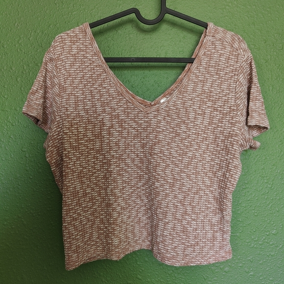 SO Tops - FINAL CLEARANCE EUC SO FINE KNIT SHORT SLEEVE CROP TOP IN SIZE JUNIORS L